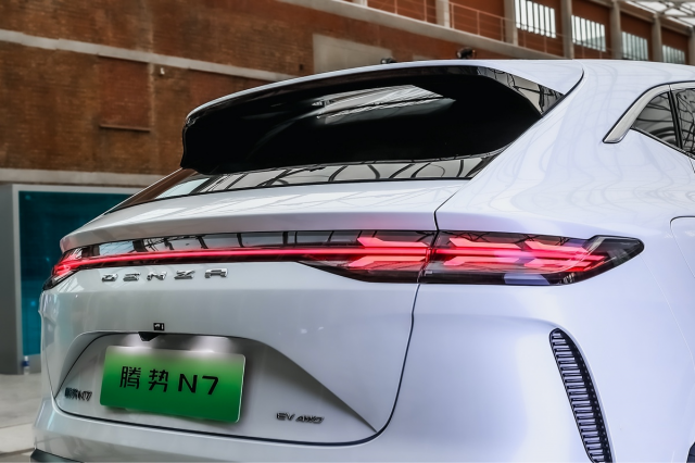 开启智能化下半场 纯电猎跑SUV腾势N7上市：3018万元起(图5)