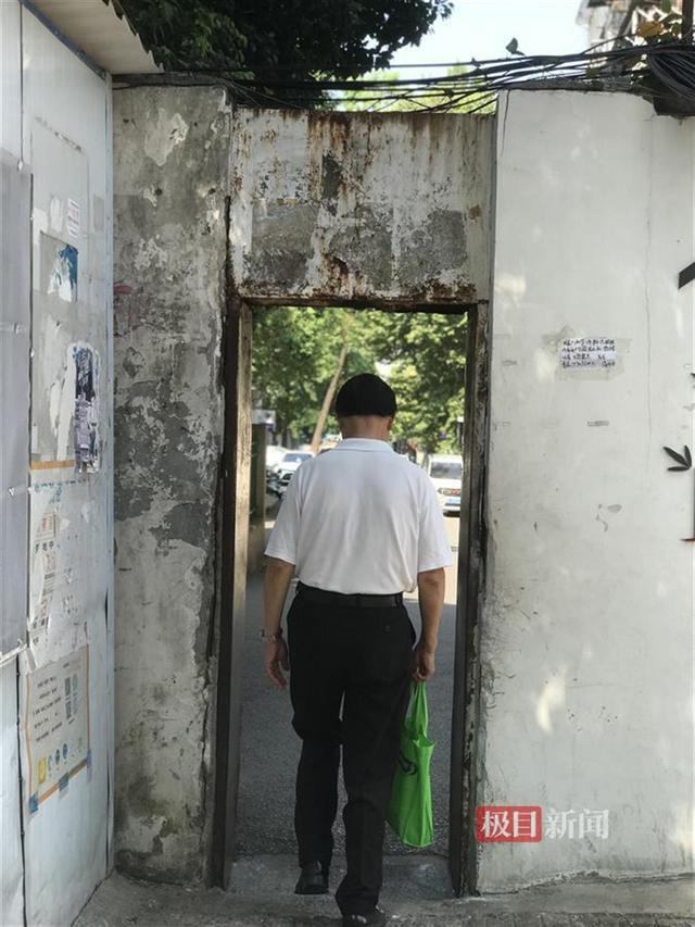 极目帮办｜居民反映小区通道太窄接送孩子不方便社区解释：目前的设计是出于安全考虑(图1)